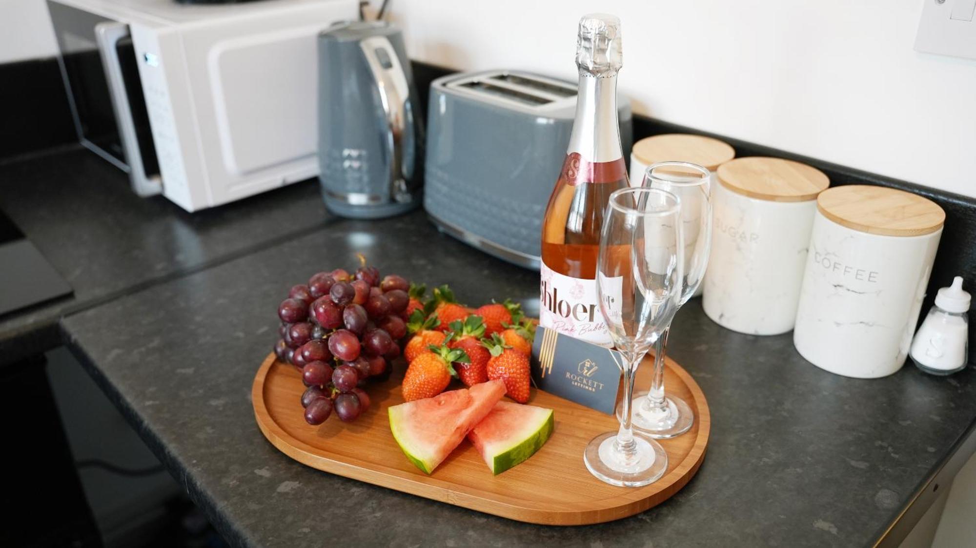City Centre House, Parking With Ev, Free Wifi, Netflix Coventry Bagian luar foto