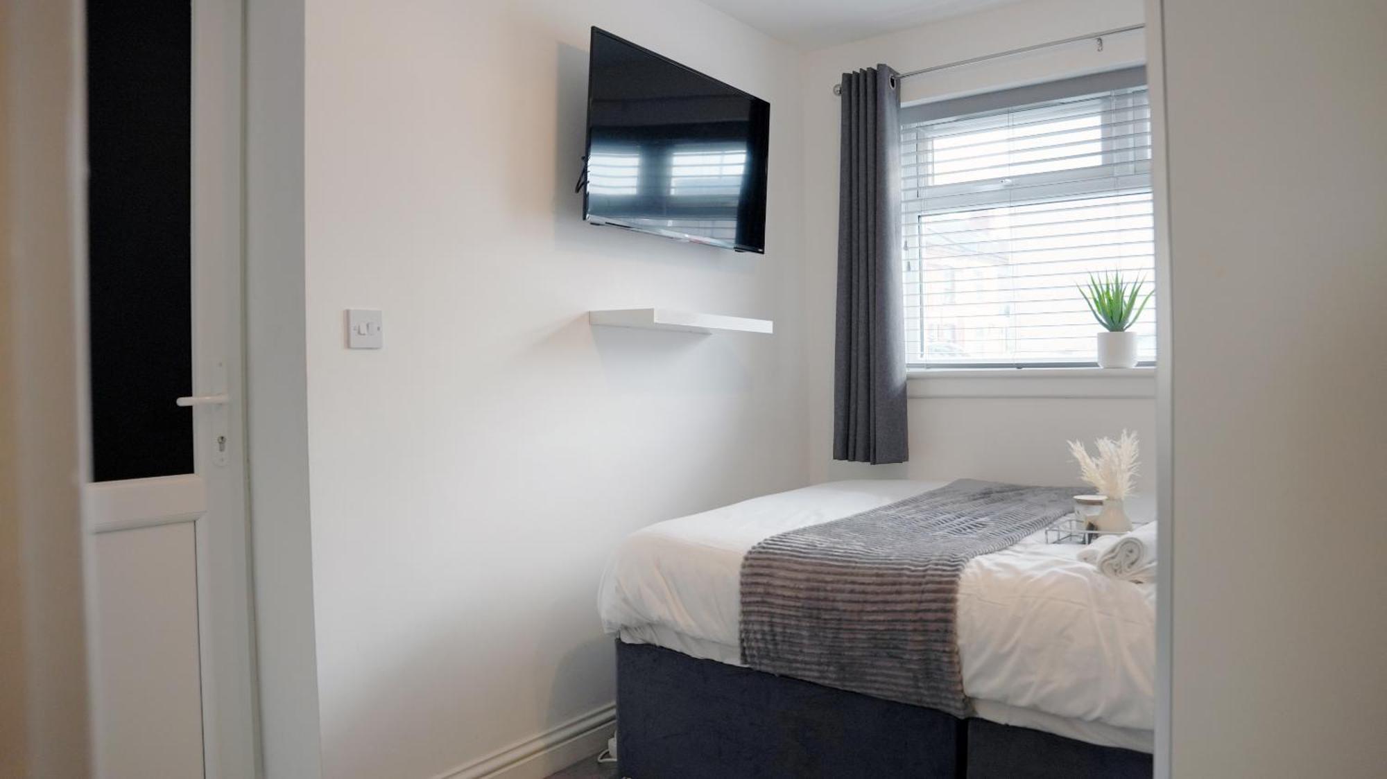 City Centre House, Parking With Ev, Free Wifi, Netflix Coventry Bagian luar foto