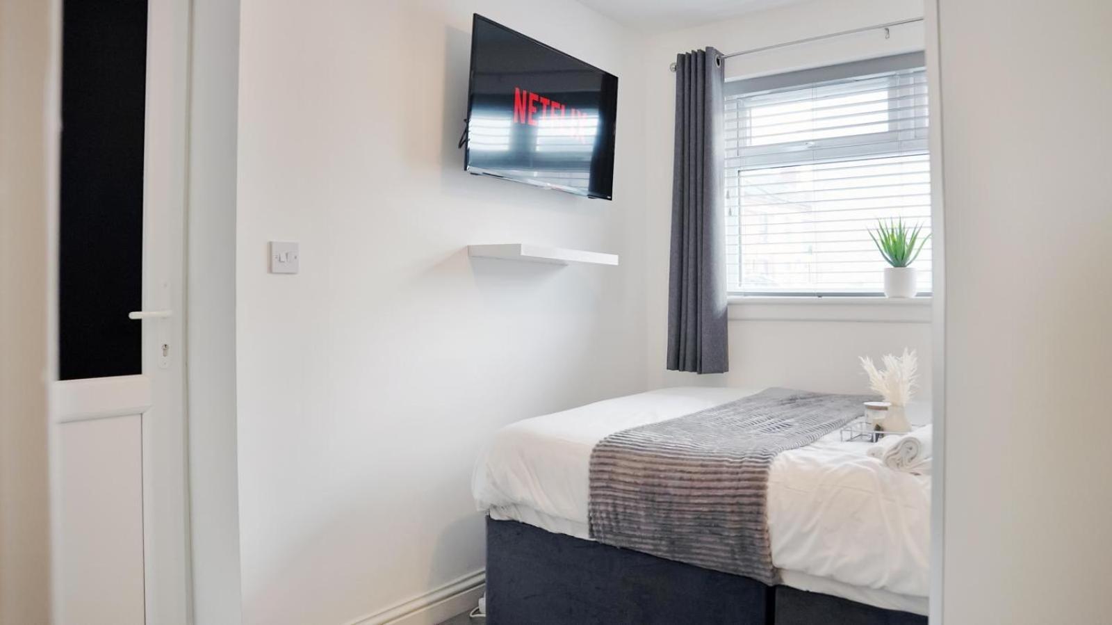 City Centre House, Parking With Ev, Free Wifi, Netflix Coventry Bagian luar foto