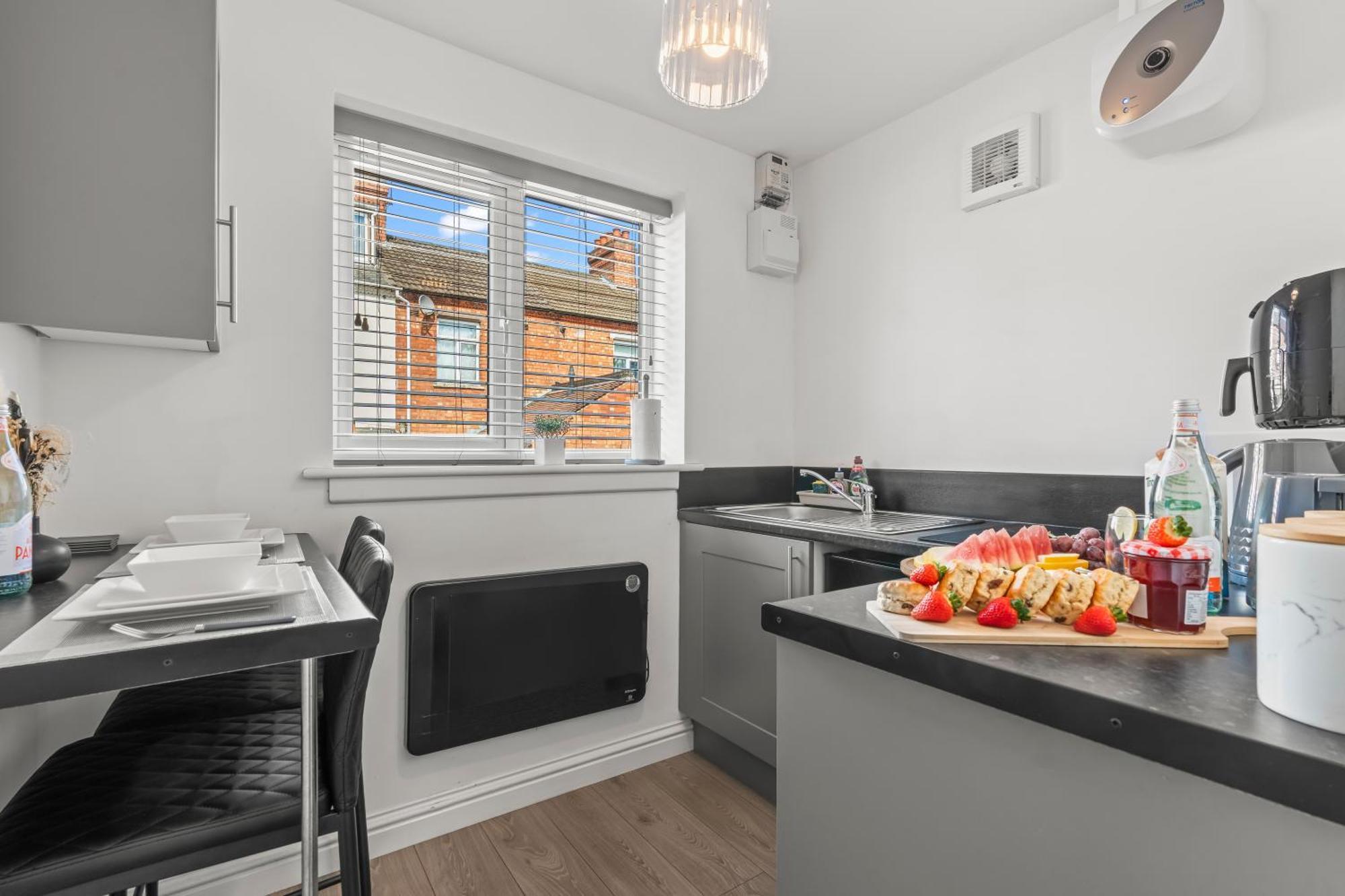 City Centre House, Parking With Ev, Free Wifi, Netflix Coventry Bagian luar foto